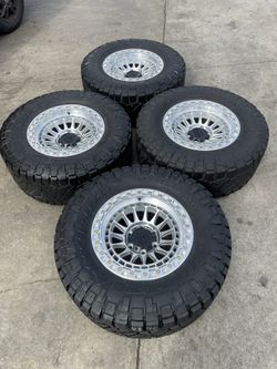 VENDO SET DE 4 RRINES NUEVAS CON LLANTAS 33x12.50R17LT NITTO