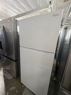 Insignia Top-Freezer Refrigerator White