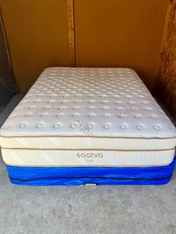 LIKE NEW! Queen Saatva Classic Firm Mattress - Delivery Available 