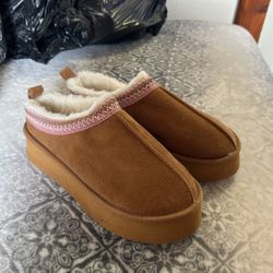 Uggs, Size 6-7 Small