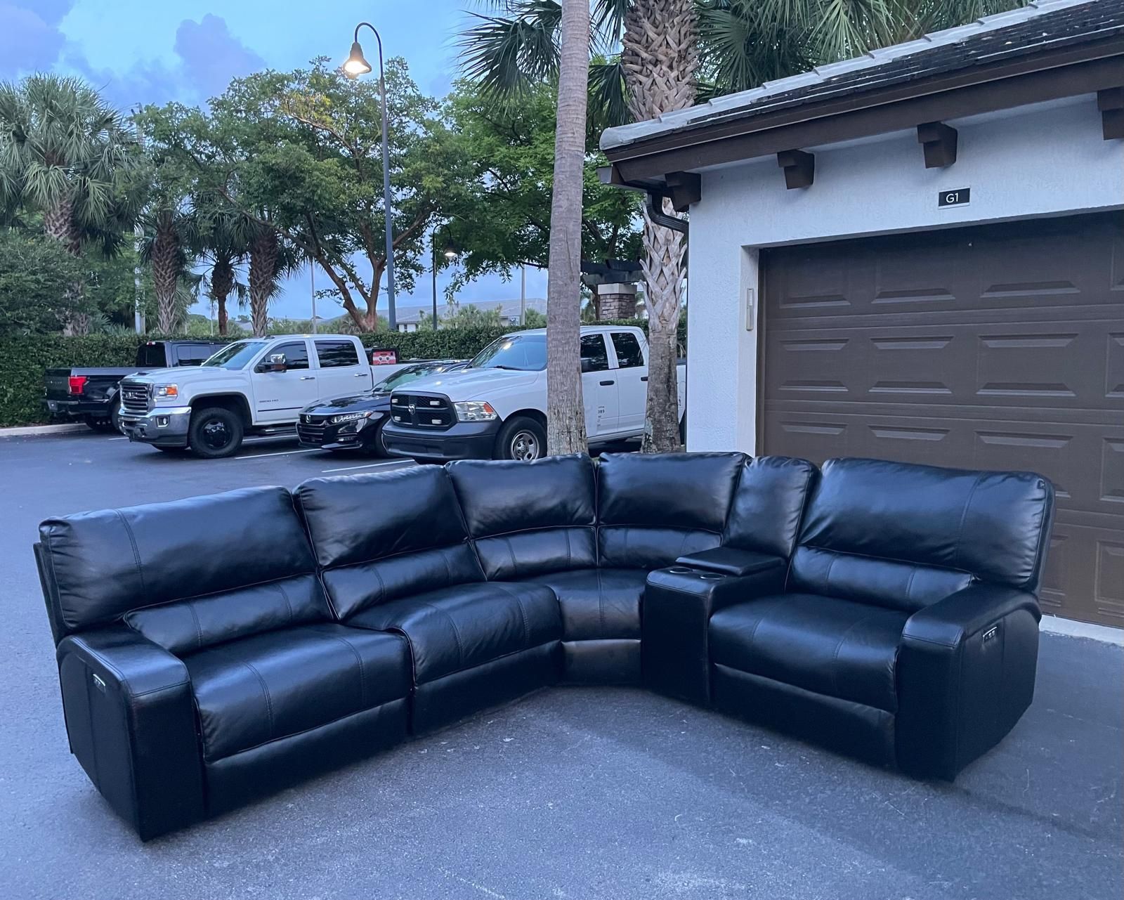 Sectional Couch/Sofa - Recliner - Leather - Black - Delivery Available 🚛