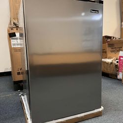 Magic Chef HMAR45HCSE 4.4 Cu. Ft Mini Refrigerator Stainless Steel Look Without Freezer New - No Damages
