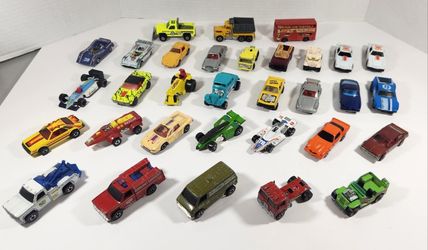 LOT OF 32 VINTAGE DIE CAST VEHICLE COLLECTION 