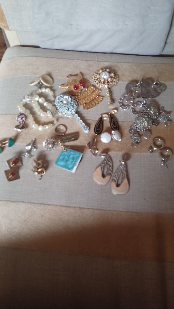 Vintage lot of jewelry and accessories