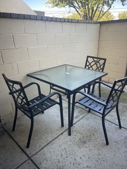 Metal Patio Table Set β Table in Great Condition