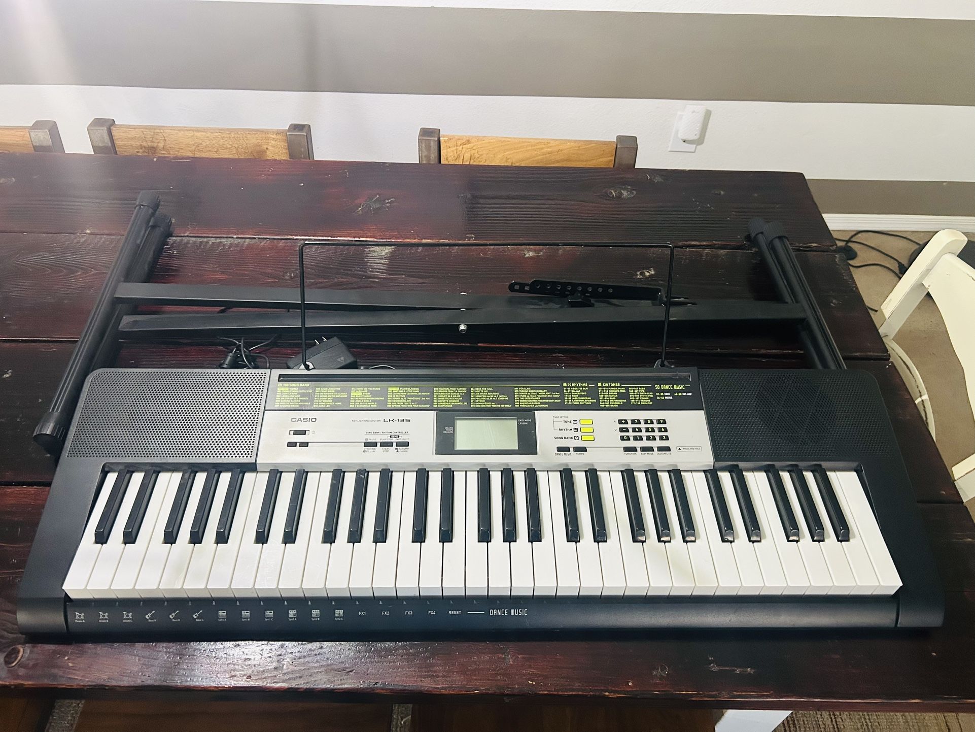 Casio LK 135 Electric Keyboard W/stand