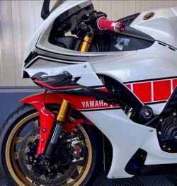 Yamaha R1 / R1-M 2020-2024, Aerodynamic Spoiler Wing Fairing air Guide Spoiler aileron (Red - Carbon Fibre Texture)
