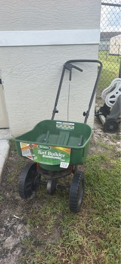 Scotts Turf Builder EdgeGuard Mini Broadcast Spreader