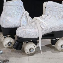 WOMENS ROLLER SKATES SILVER HOLOGRAPHIC COLOR FLASHING LIGHT WHEELS SZ 39 (US 8). 