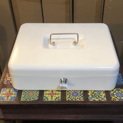 White safe cash box with key as In pics 👍🏻 in excellent condition.  