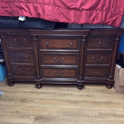 Dresser in Good condition no mirror included