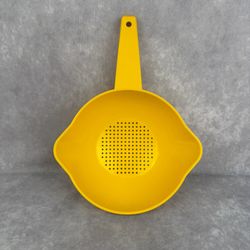 VTG Tupperware 1200-1 Lemon Yellow Strainer Colander Dual Pour Spouts