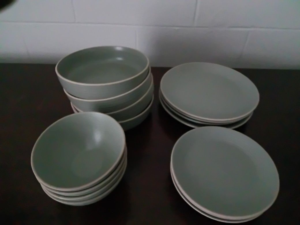 16 Piece Dinnerware Set 