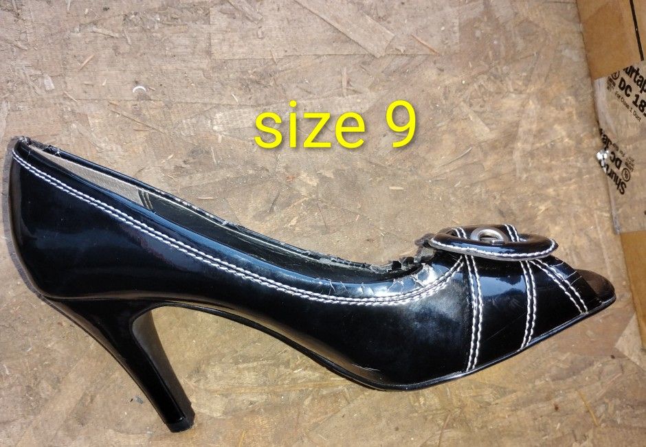 Black Gently Used High Heels Size 9