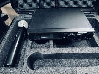 Shure ULXP4 w/ SM58  (J1) wireless microphone & Gator Titan Case