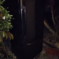 Very Large Ice Cold No Ice Maker GE Refrigerator Freezer