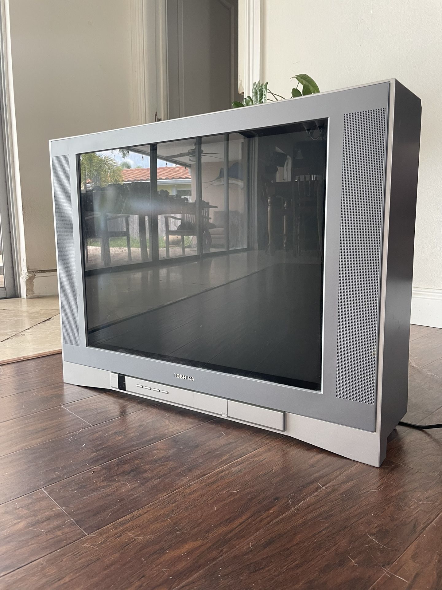 Model 24AF43 Toshiba Color TV CRT Made In 2003 Perfect For Retro Gaming