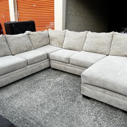 Beautiful Rooms to Go Sectional Couch. Delivery Available, Great Condition!