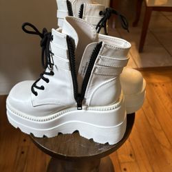 Demonia Size 7 Women’s Boot