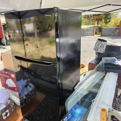 Frigidaire Full Size Refrigerator (Black) Model#: FFTR1835VB 