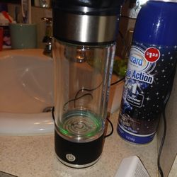 BRAND NEW GLASS TEA CUPS MAGNETIC LID LED LITES HEATS UP TEA COFFEE ETC COME CHARGER NEVER USED 10 FINAL PRICE PAID 29.99