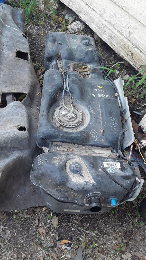 2002 Chevy Tahoe gas tank and gas pump for Sale in San Antonio, TX