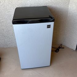 Mini Fridge (Dented Corner