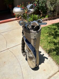 Golf bag with golf clubs