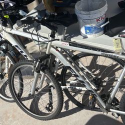 Fuji Bikes Bycycles Size; M/L 21" To Top