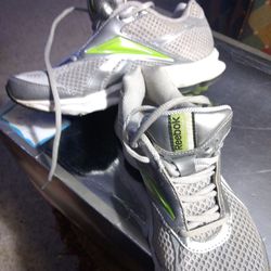 Reebok Wome’s Tennis shoes size 6 - Like New 