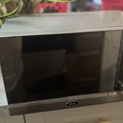 Compact Oster Microwave - Silver