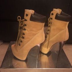 Zigi girl platform boots size 8.5