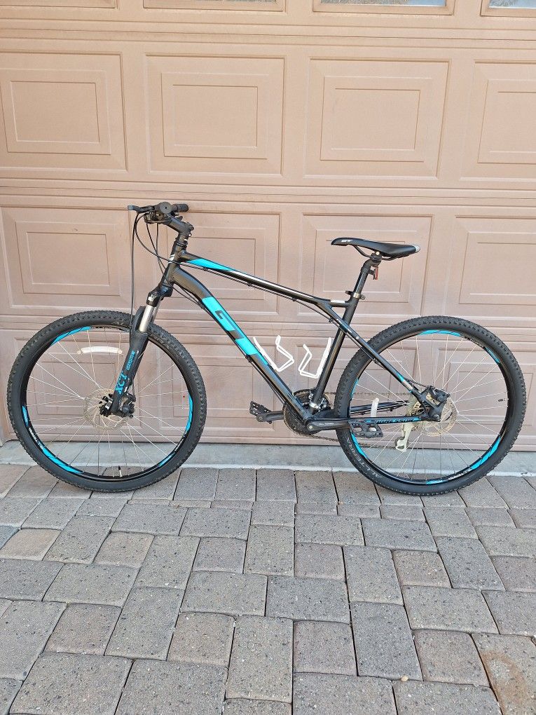 GT AGGRESORE PRO 27.5 INCH MOUNTAIN BIKE LIKE NEW ( CHECK MY OTHER BIKES)