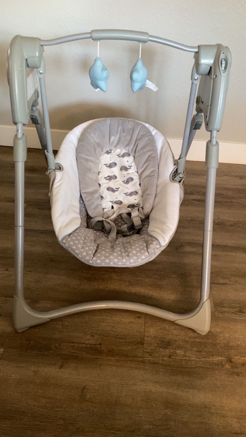 Graco Slim Spaces Baby Swing