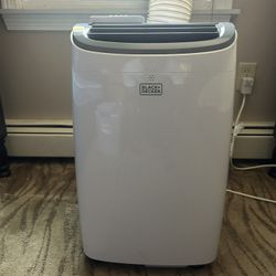 Black And Decker 8000 BTU Air Conditioner, FAIRLY NEW!! ONLY USED FOR COUPLE MONTHS