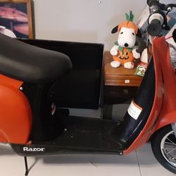 KIDS 24 VOLT SCOOTER RUNS 15 M.P.H  KIDS MOTORCYCLE 12 VOLTS CLICK ON PICTURE YOU WILL GET FULL PICTURE 