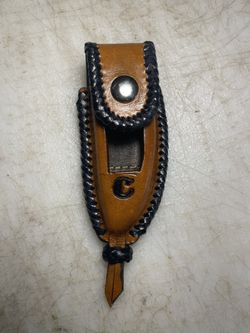 Estuche Para Najaba Regular Tejida Con Cuero De Chivo $55