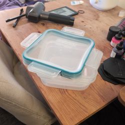2 Snapware Food Containers