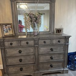 Jordan’s Windermere King Bedroom Set