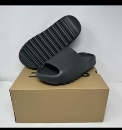 YEEZY SLIDE READ DISCRIPTION