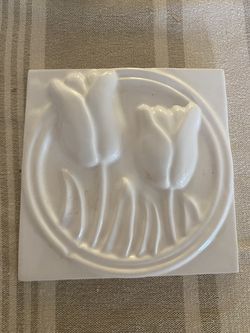 Jeffrey Court  Lanka White Tile Tulips