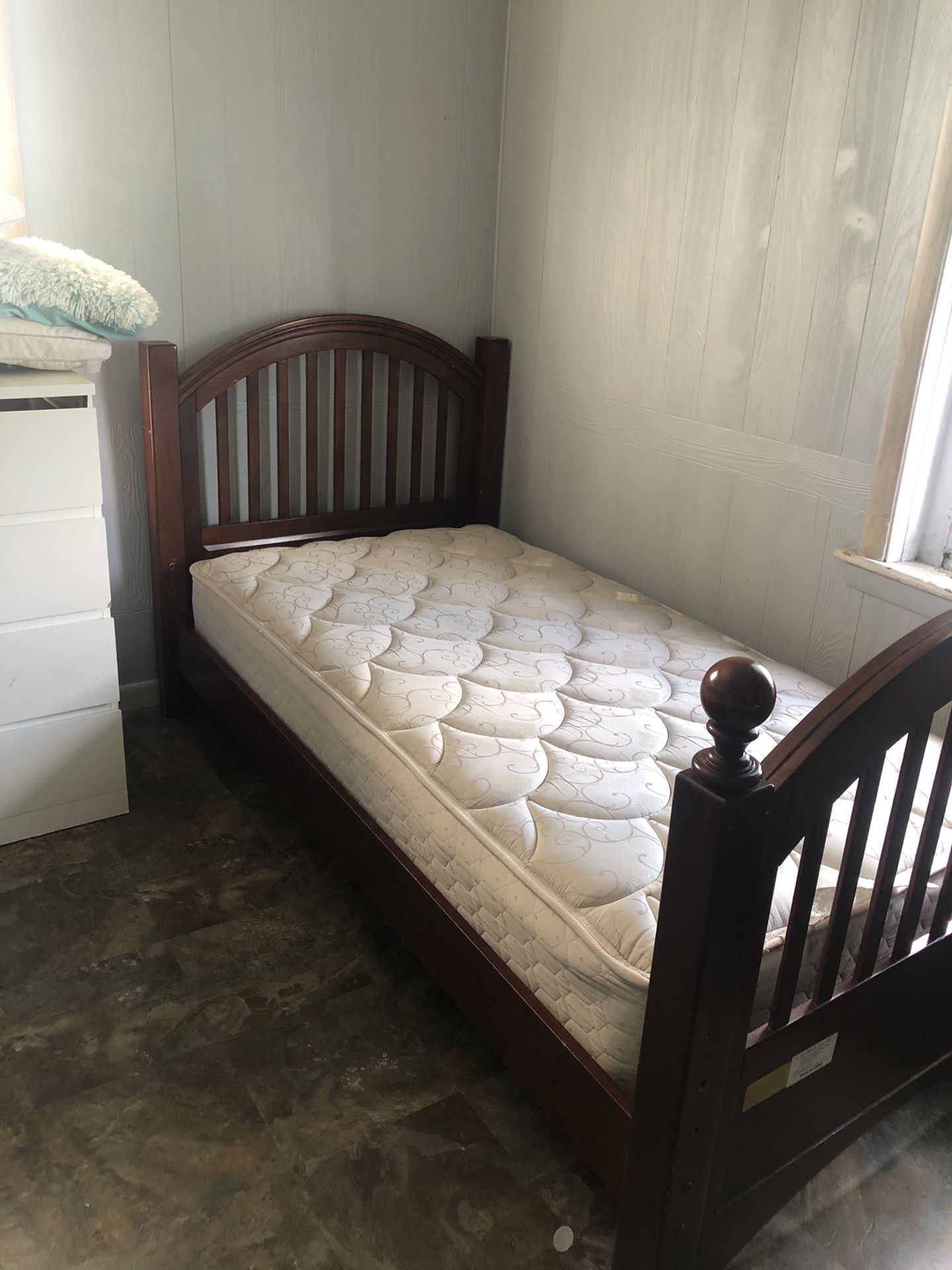 Twin bed/mattress/box spring - trading only- read info section