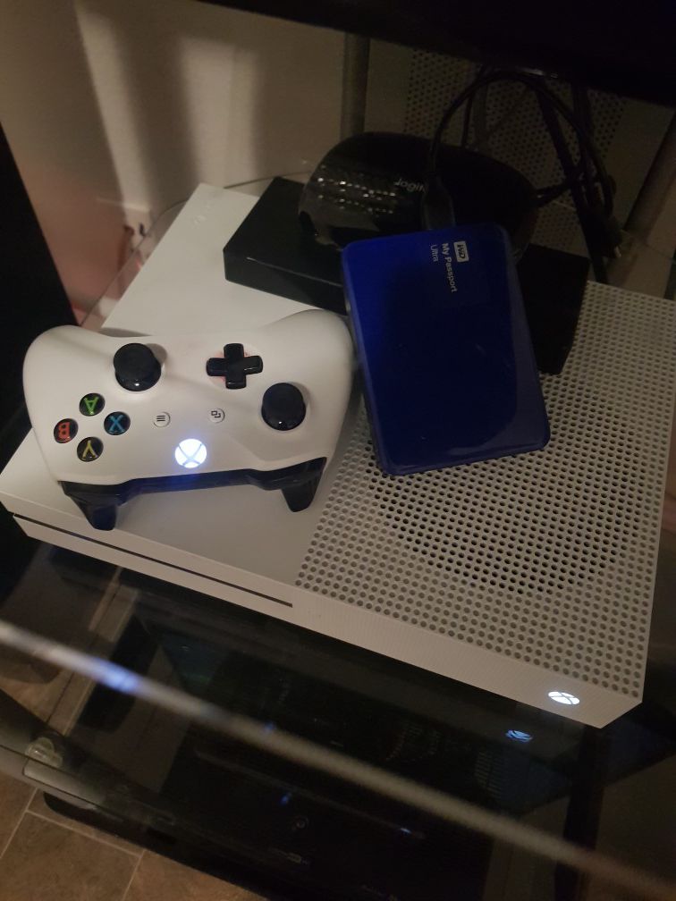 Xbox 1s with 2tb external hard drive. With 4 games installed. 3 months old.