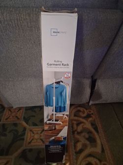 Rolling garment rack