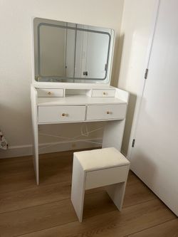 Vanity with Adjustable Lights and power outlets