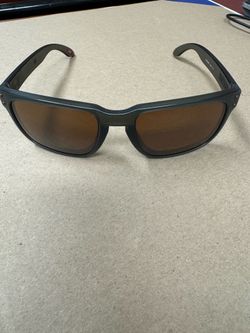 For Sale: Authentic Oakley Holbrook OO9102-G655 Sunglasses with Original Prizm Polarized Lenses – Excellent Condition Condition: Pre-owned in very goo
