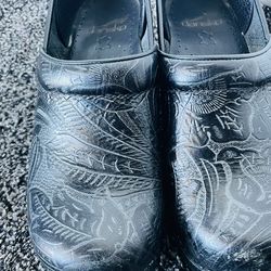 Black women’s  clogs