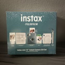 Instax Fujifilm Polaroid camera 