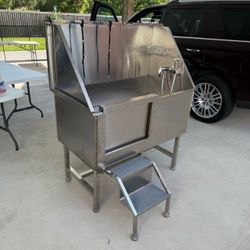 Vevor Large Stainless Steel Dog Washing Station w/ Pull out Stairs GREAT Condition Few minor stained spots.  Otherwise EXCELLENT CONDITION   DELIVERY 