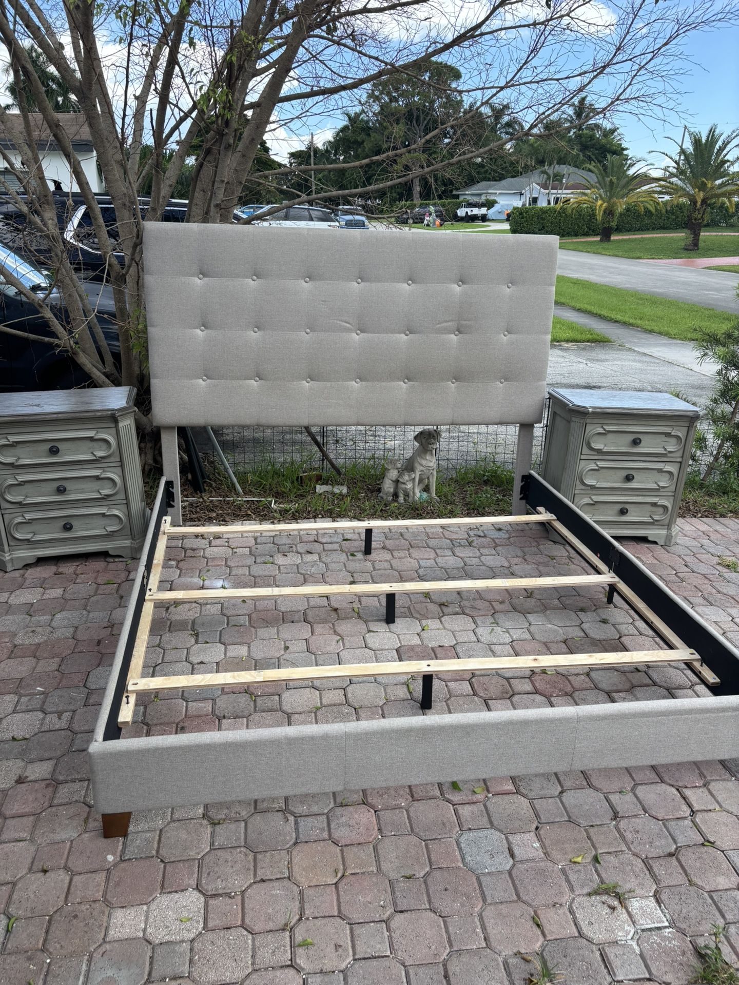 king bed frame whit 2 end table